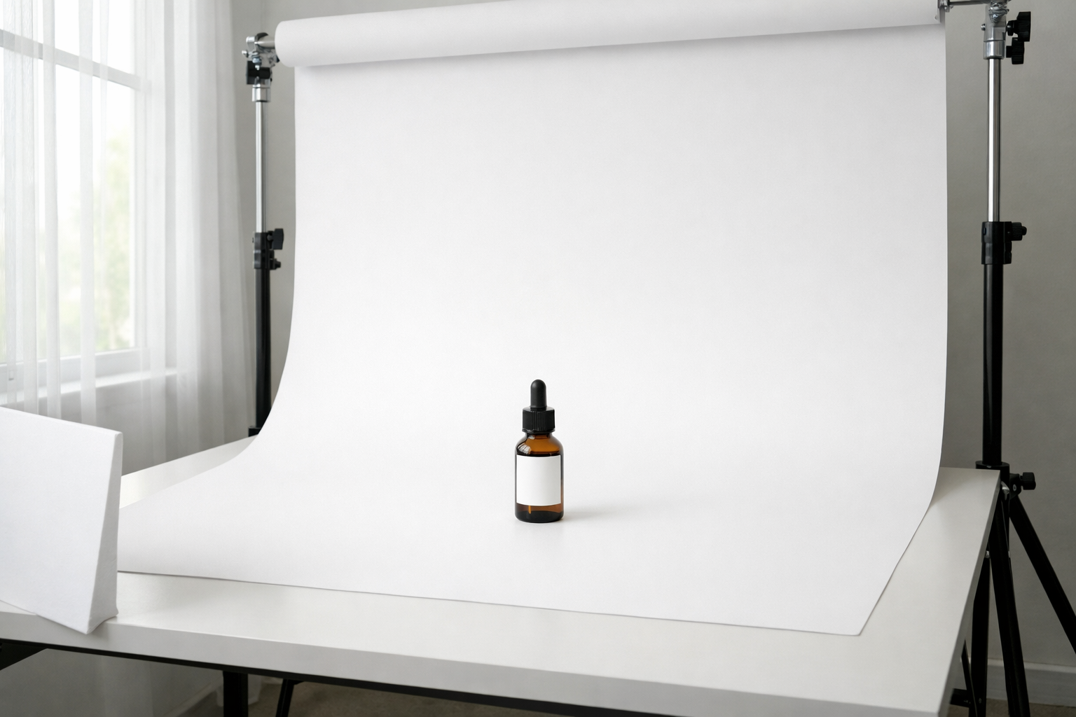 Pencere kenarında doğal ışıkla ürün çekim düzeni